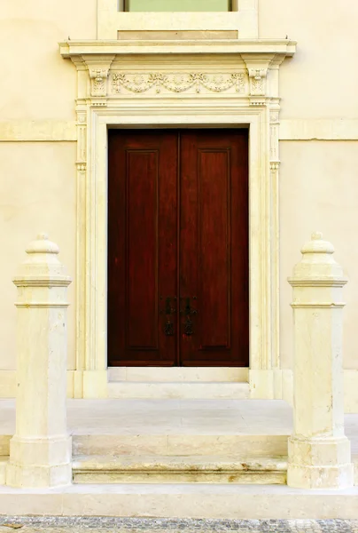Detalhe de uma porta velha em Lisboa, Portugal — Fotografia de Stock