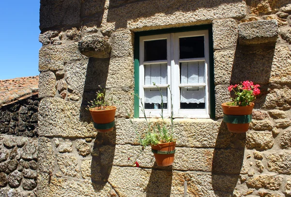 Detalj av ett gammalt fönster på monsanto, portugal — Stockfoto