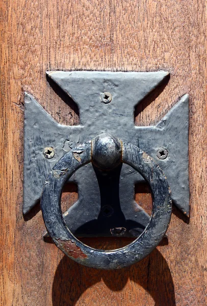 Detalj av en dörr på penamacor, portugal — Stockfoto