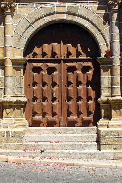 Detail einer Kirchentür in penamacor, Portugal — Stockfoto