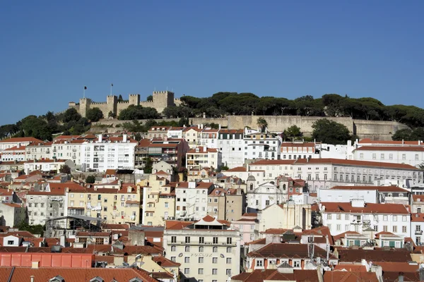 Centrum en het kasteel van Sint george, Lissabon, portugal — Stockfoto