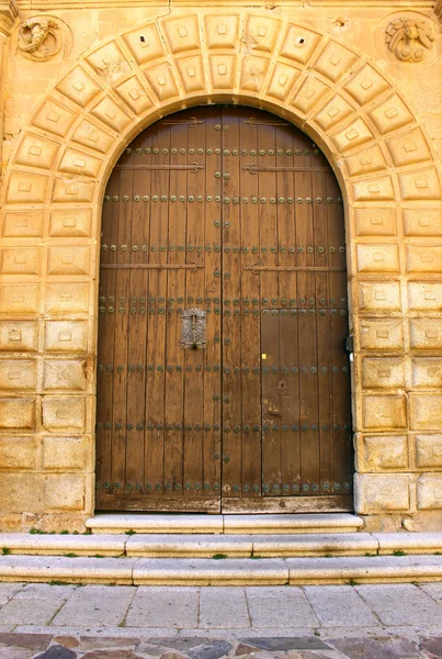 Detalj av en dörr på caceres, Spanien — Stockfoto