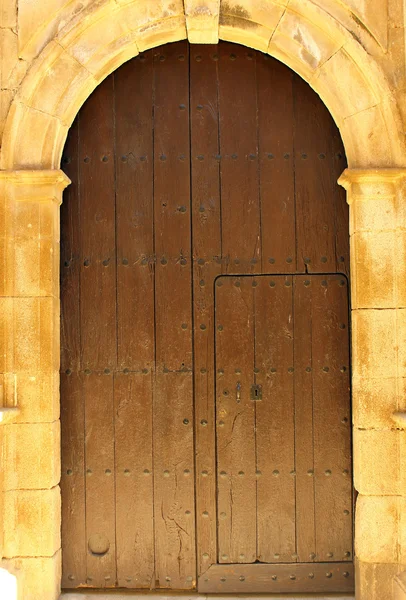 Detalj av en dörr på alcantara, Spanien — Stockfoto