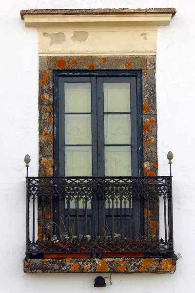 Деталь старого окна, Марвао, Португалия — стоковое фото