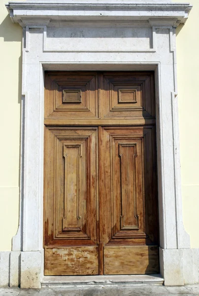 Detalj av en gammal dörr, Lissabon, Portugal — Stockfoto
