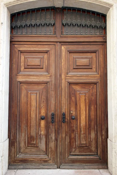 Détail d'une vieille porte, Lisbonne, Portugal — Photo