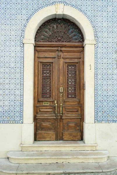 รายละเอียดของประตูเก่า ลิสบอน โปรตุเกส — ภาพถ่ายสต็อก