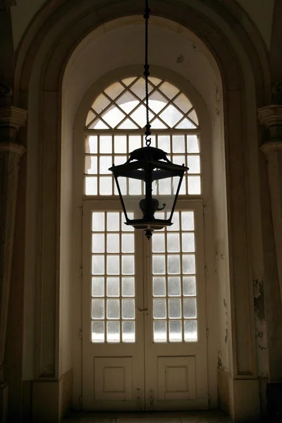 Detalj av ett fönster i mafra national palace, mafra, portugal — Stockfoto