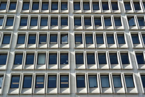 Edifício espelhado moderno — Fotografia de Stock