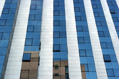 Yansıtılmış modern bina