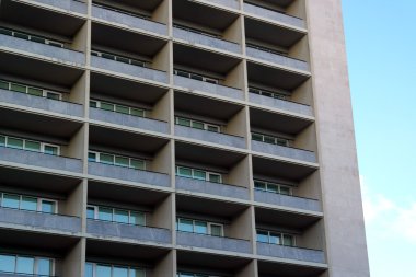 Yansıtılmış modern bina