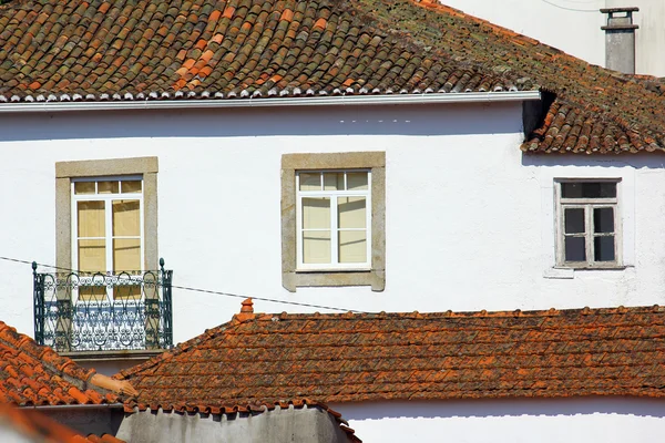 Dachówki i windows — Zdjęcie stockowe