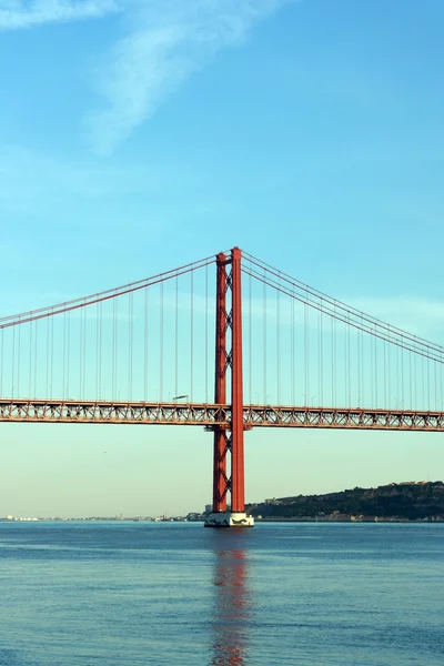 Мост 25 апреля, Лисбон, Португалия — стоковое фото