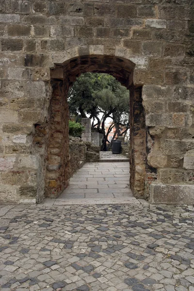 Slottet saint george dörr, Lissabon, Portugal — Stockfoto