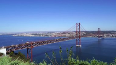 25 de Abril Köprüsü başkenti Lizbon 'a bağlayan bir asma köprüdür.