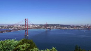 25 de Abril Köprüsü başkenti Lizbon 'a bağlayan bir asma köprüdür.