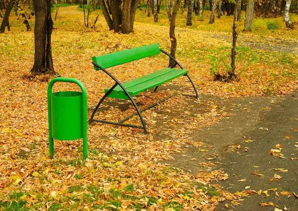 Sonbahar parkında tezgah.