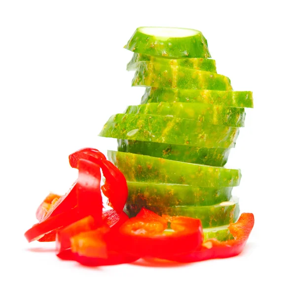 Kırmızı biber ve salatalık dilim dilimlenmiş — Stok fotoğraf