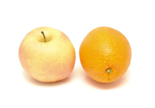 Orange und saftige Äpfel — Stockfoto