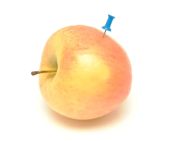Apfel und Reißnadeln — Stockfoto