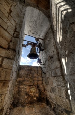 Kutsal geçmiş ritimleri. archangel michael tapınak kulenin çanları. monte sant'angelo şehir.