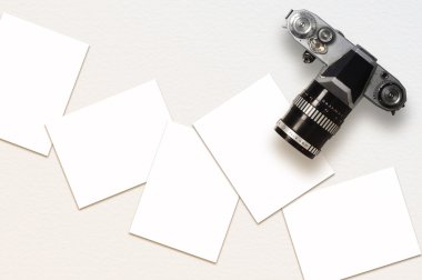 boş kart ve Kağıt arka plan üzerinde vintage fotoğraf makinesi.