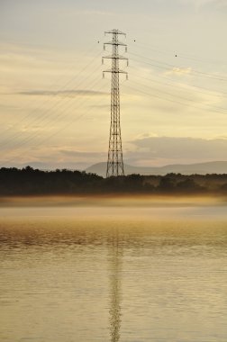 günbatımı sis Nehri üzerinde