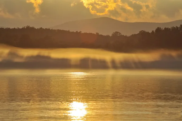 Tramonto sul fiume nella nebbia — Foto Stock