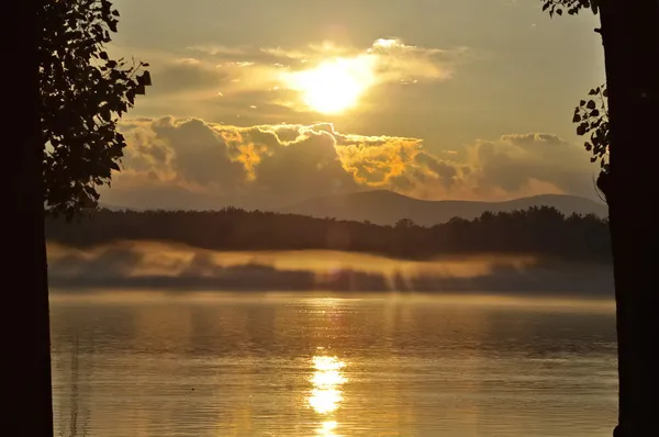 雾在河上的落日 — 图库照片