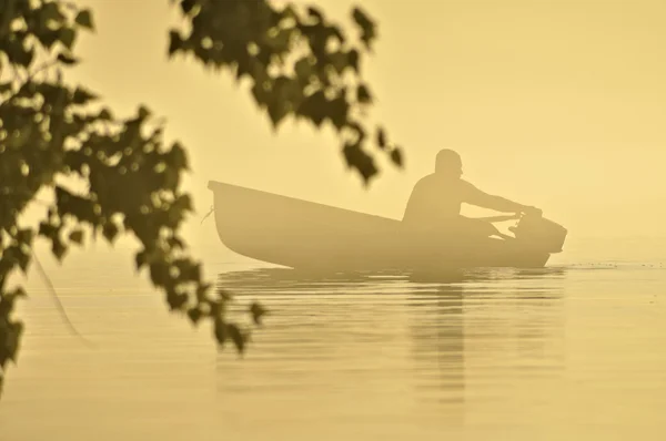 Man on the river in the fog — Stock Photo, Image