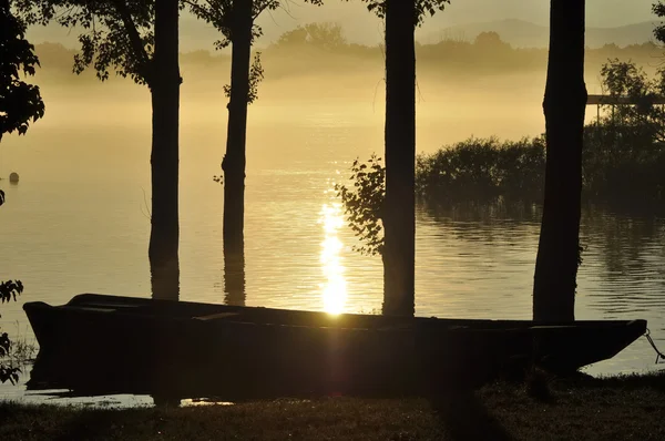 Sunset on the River in the fog whit boat — Stock Photo, Image