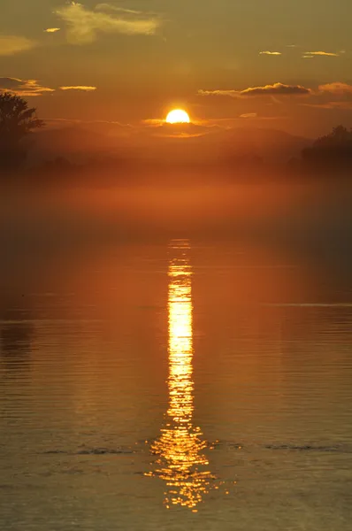 雾在河上的落日 — 图库照片
