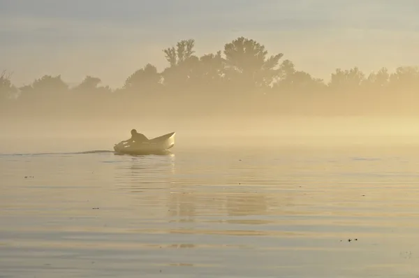 L'uomo sul fiume nella nebbia — Foto Stock