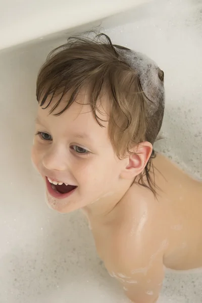 Mignon garçon prendre un bain avec mousse — Photo