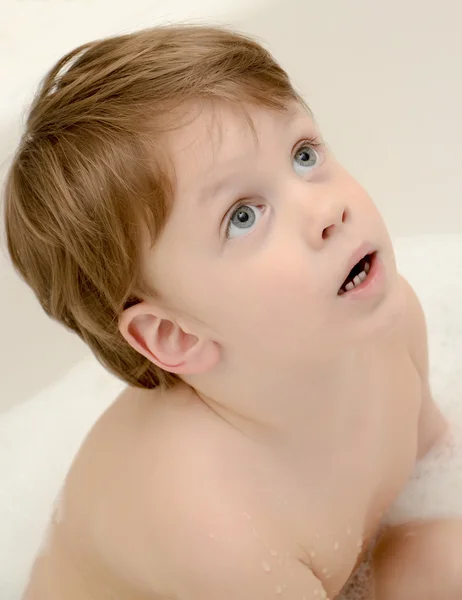 Netter Junge, der ein Bad mit Schaum nimmt — Stockfoto
