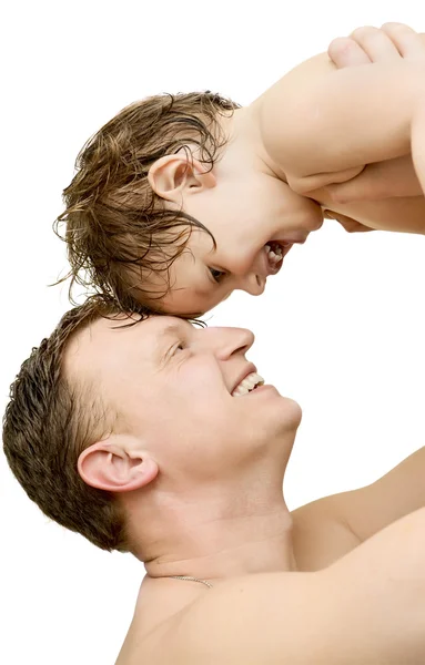 Vader neemt zijn babyjongen uit het bad geïsoleerd op wit — Stockfoto