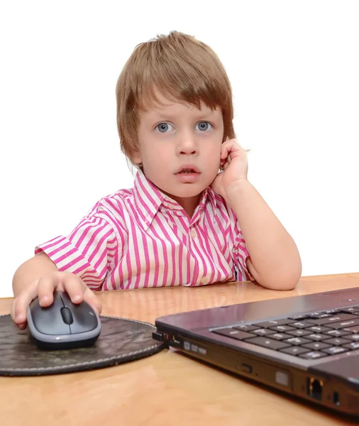 Милий трирічний хлопчик з ноутбуком ізольований на білому тлі — стокове фото