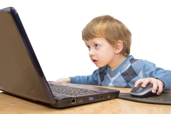 Schattig drie jaar jongen met laptop geïsoleerd op witte achtergrond — Stockfoto