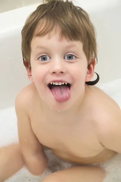 Chico pone la lengua en el baño — Foto de Stock