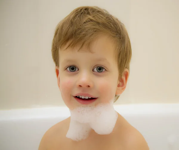 El muchacho con la barba de la espuma en el cuarto de baño — Foto de Stock