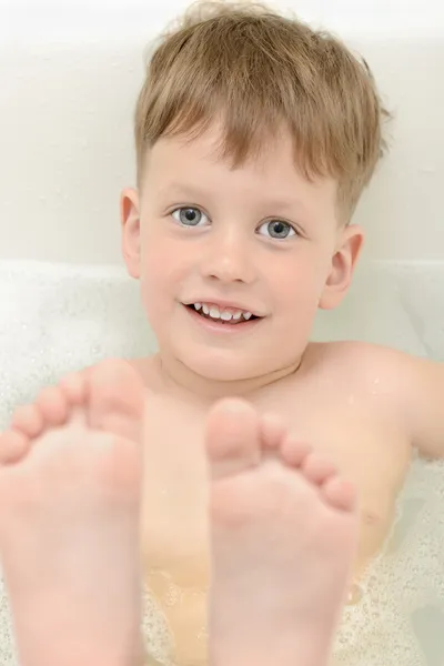Carino tre anno vecchio ragazzo prendendo un bagno con schiuma — Foto Stock