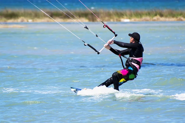 Kitesurfer em Donuzlav Lake, Crimeia — Fotografia de Stock