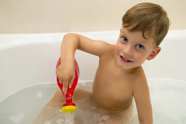 Mignon bébé garçon est arrosage dans bain — Photo