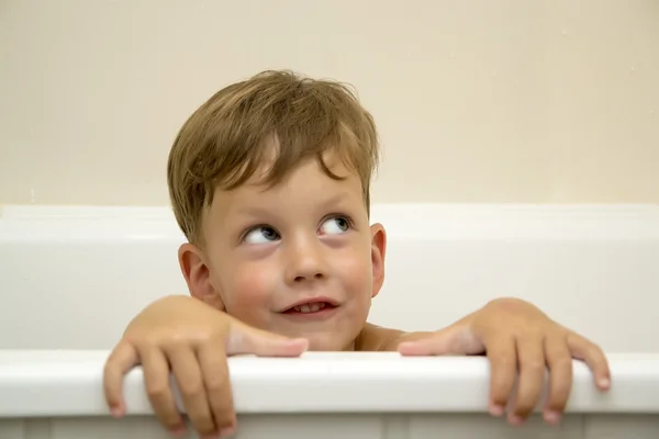 Хитрый трёхлетний мальчик в ванной — стоковое фото