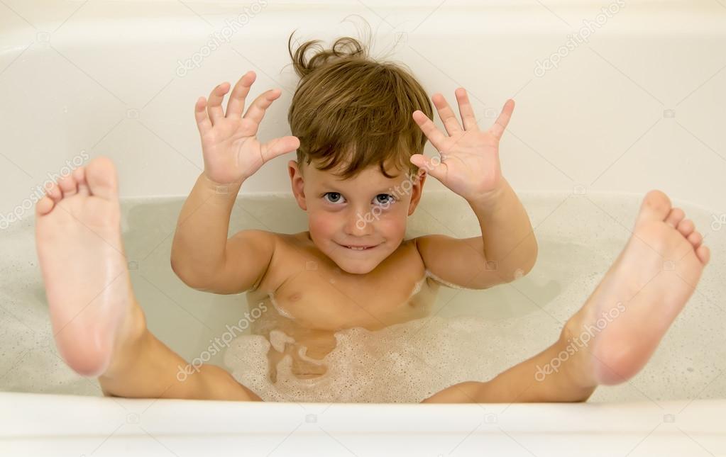 泡風呂かわいい 3 歳の男の子 ストック写真 C Alexytrener