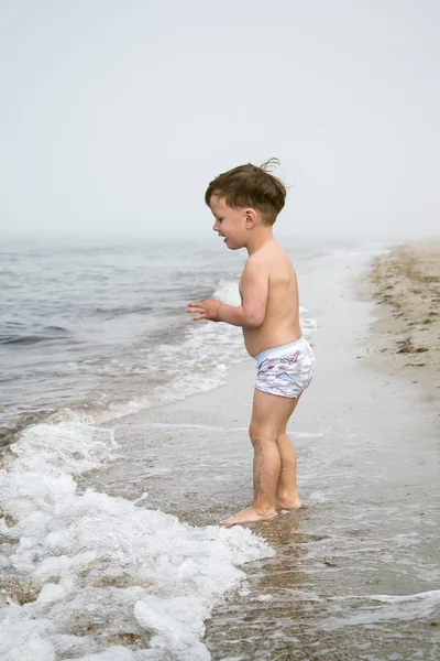 Garçon mignon sur la plage de la mer — Photo