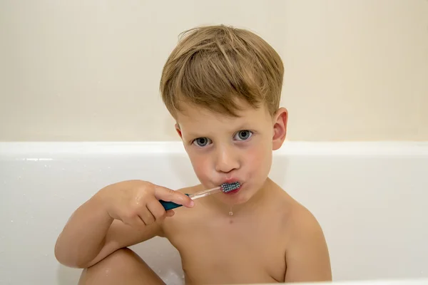 Três anos criança escovação dentes — Fotografia de Stock