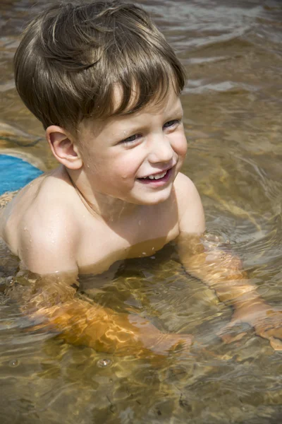Мальчик лежит в воде — стоковое фото