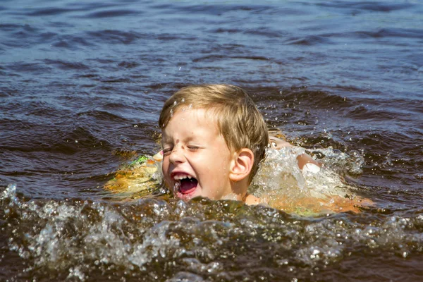 Pojke simma i vatten — Stockfoto