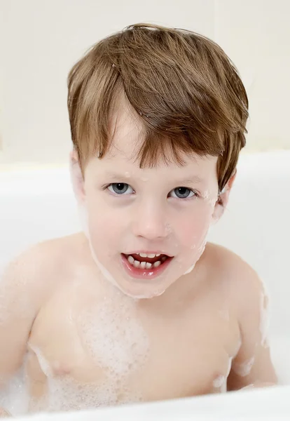 Mignon garçon de trois ans prenant un bain avec de la mousse — Photo